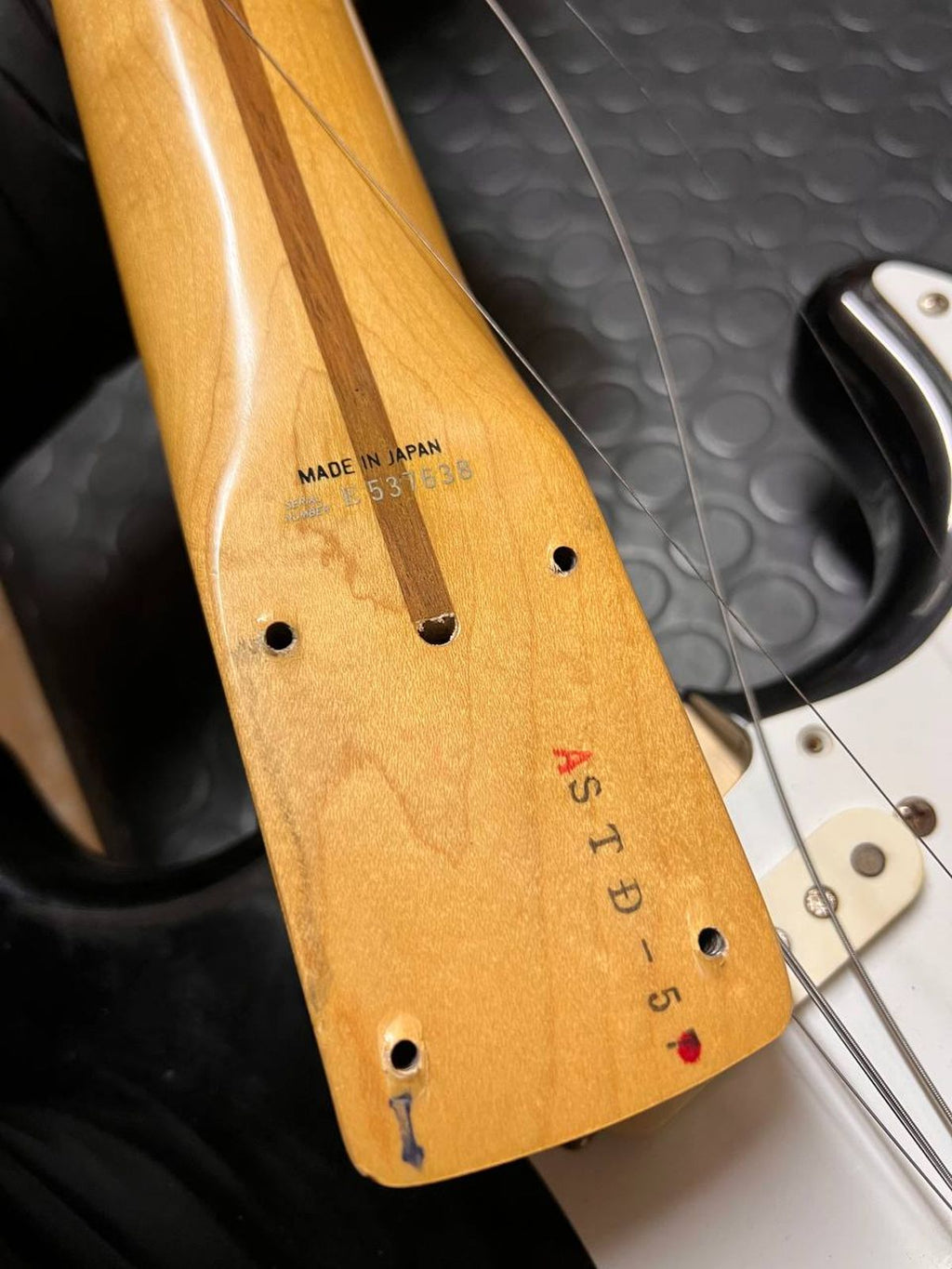 1987 Fender Japan E-Serial Eric Clapton Style– Black / Maple Neck