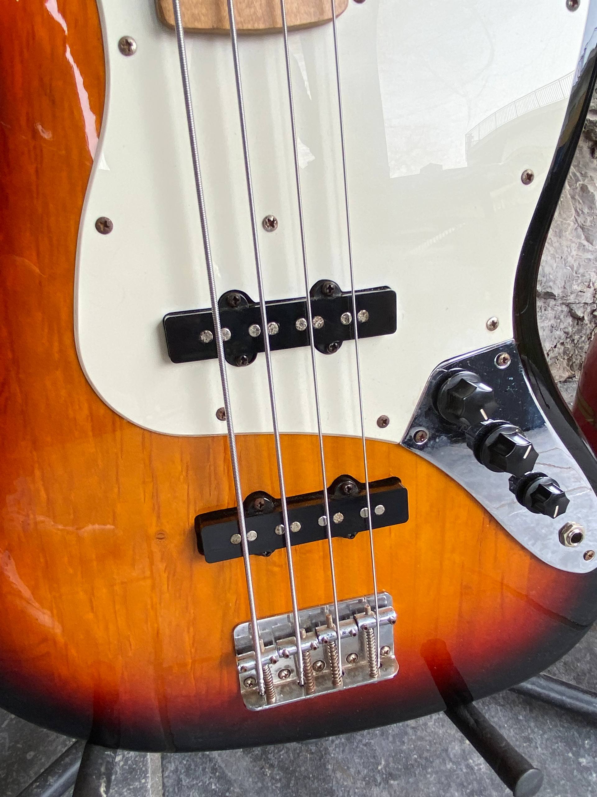 Roytek Handmade Bass Sunburst – Maple Neck – Excellent Condition – Demo Video