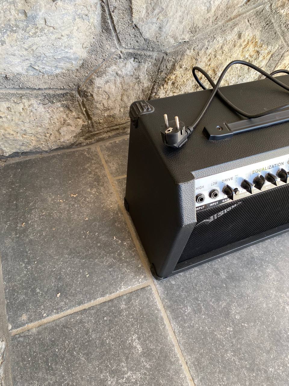 Vision GW-35RM Guitar Amplifier — Built-in Overdrive & Echo Effects, Excellent Condition + Video Demo
