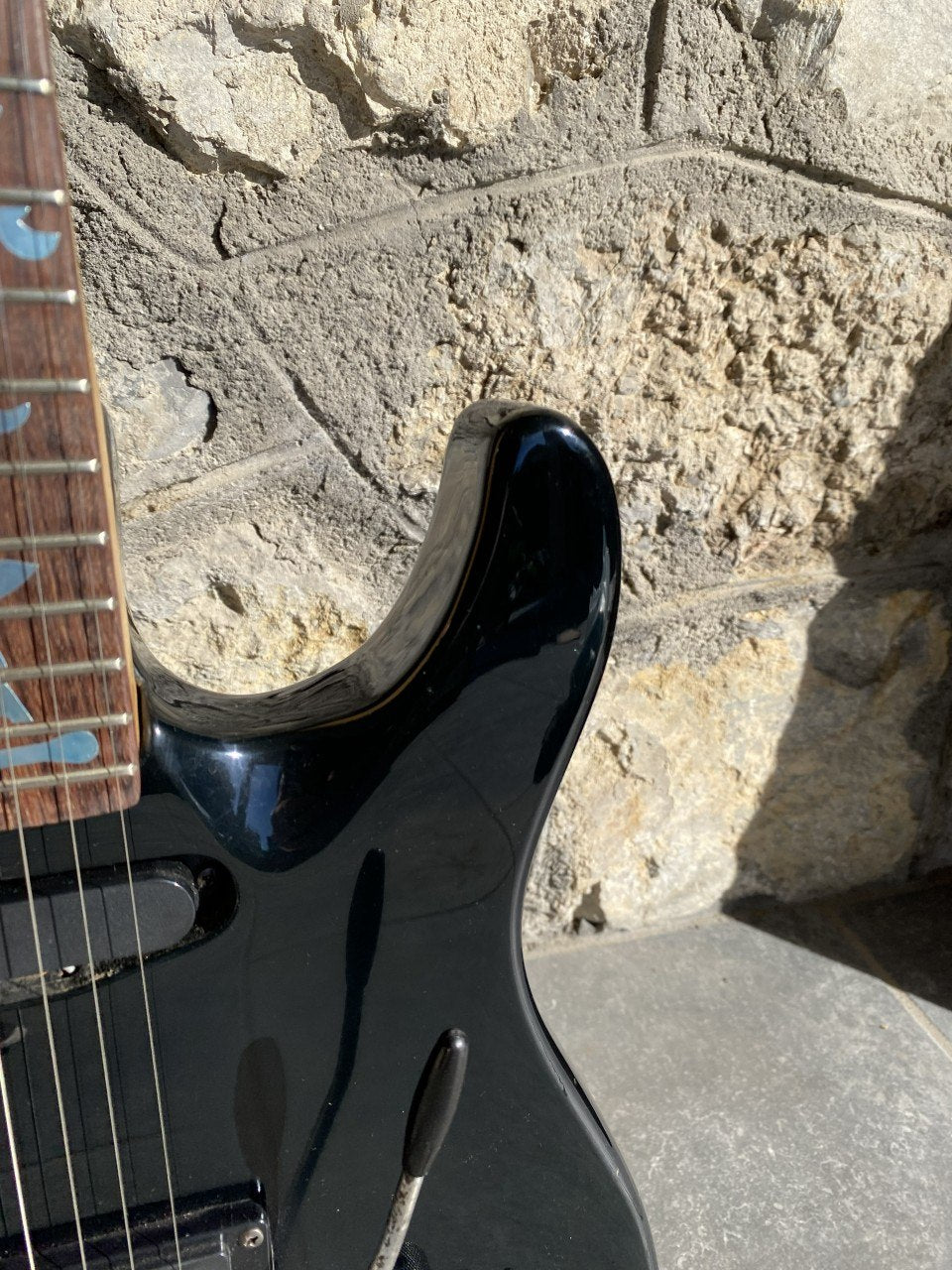 Gibson-Style Superstrat Electric Guitar — Gloss Black, Monkey Grip Body, Rosewood Fretboard, Tree of Life Inlay Stickers + Video Demo