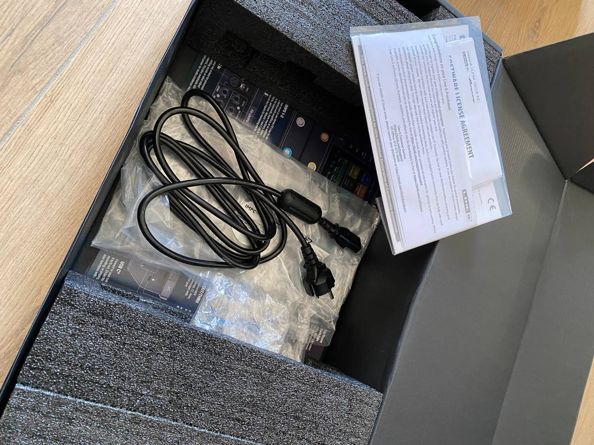 Line 6 Helix Floor Guitar Multi-Effects Processor — Like New Condition, Under Warranty