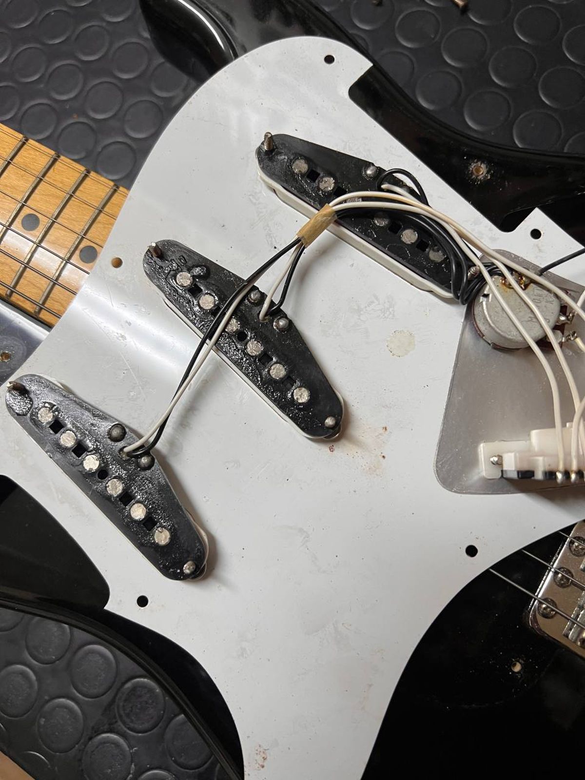 1987 Fender Japan E-Serial Eric Clapton Style– Black / Maple Neck