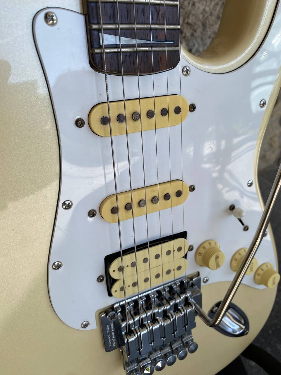Vintage 1980s Epiphone by Gibson S-400 Superstrat — Pearl Cream Finish, HSS, Rosewood Fretboard, Modified Floyd Rose Tremolo