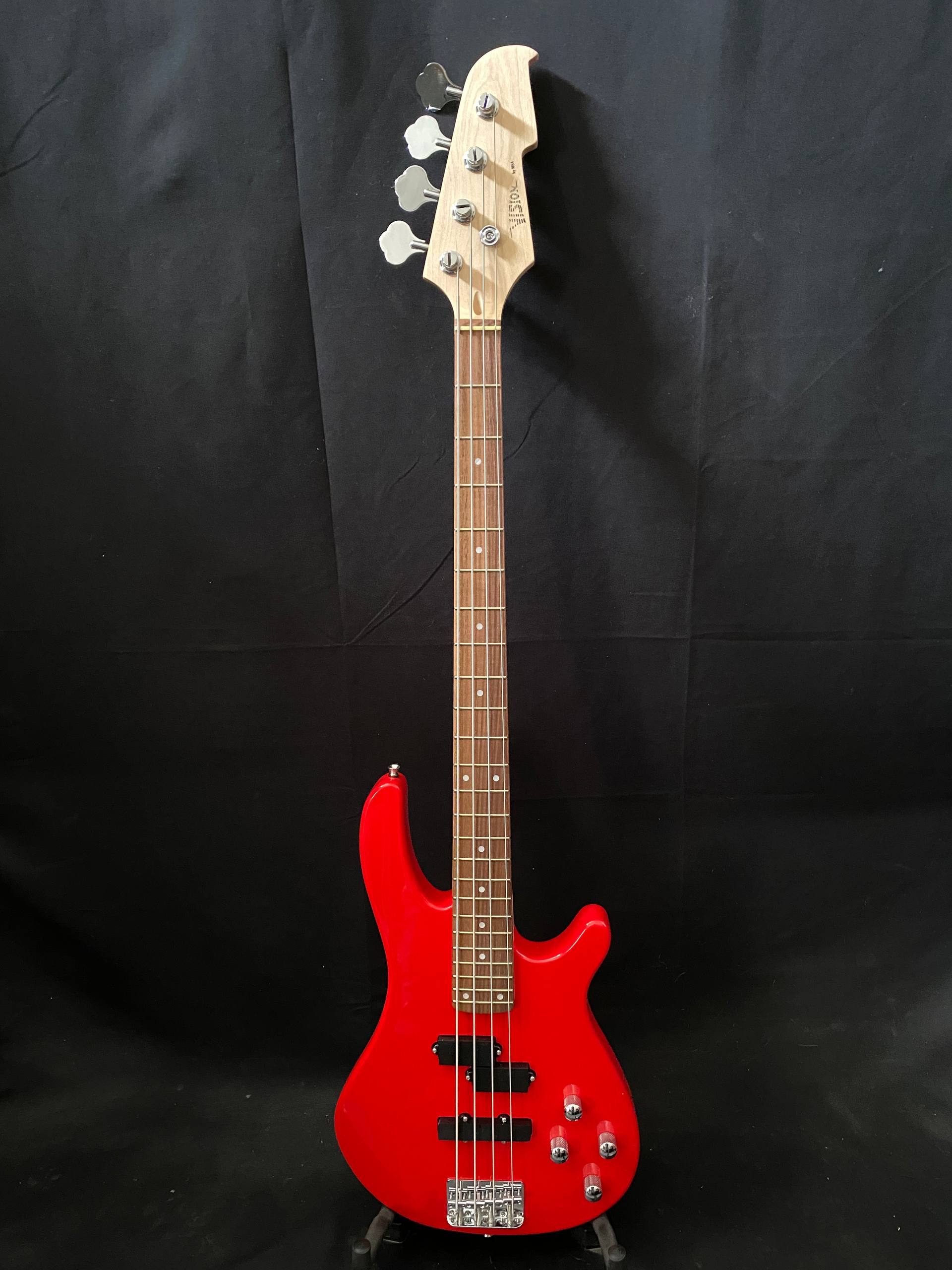 Vision JB8 Jazz Bass Starter Kit - Sosft case Jack and 35W Amplifer - Red - NEW
