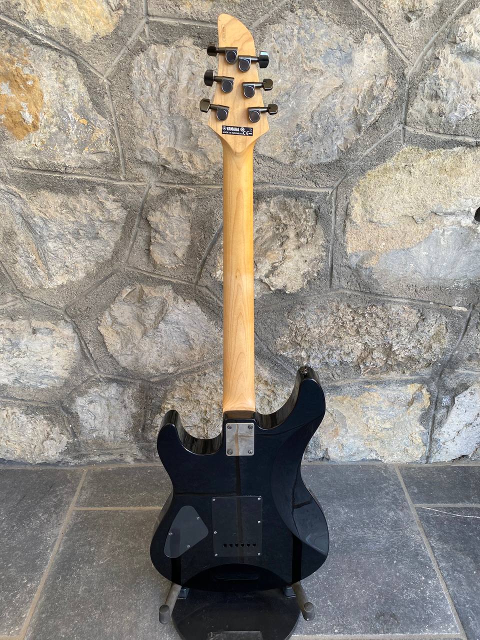 Yamaha RGX121Z Satin Black – HSH Electric Guitar (Good Condition, Made in Indonesia)