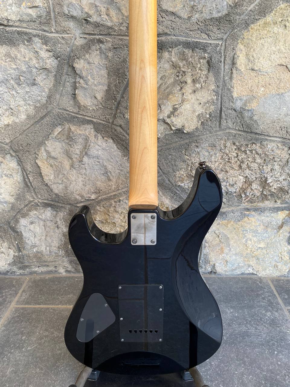 Yamaha RGX121Z Satin Black – HSH Electric Guitar (Good Condition, Made in Indonesia)