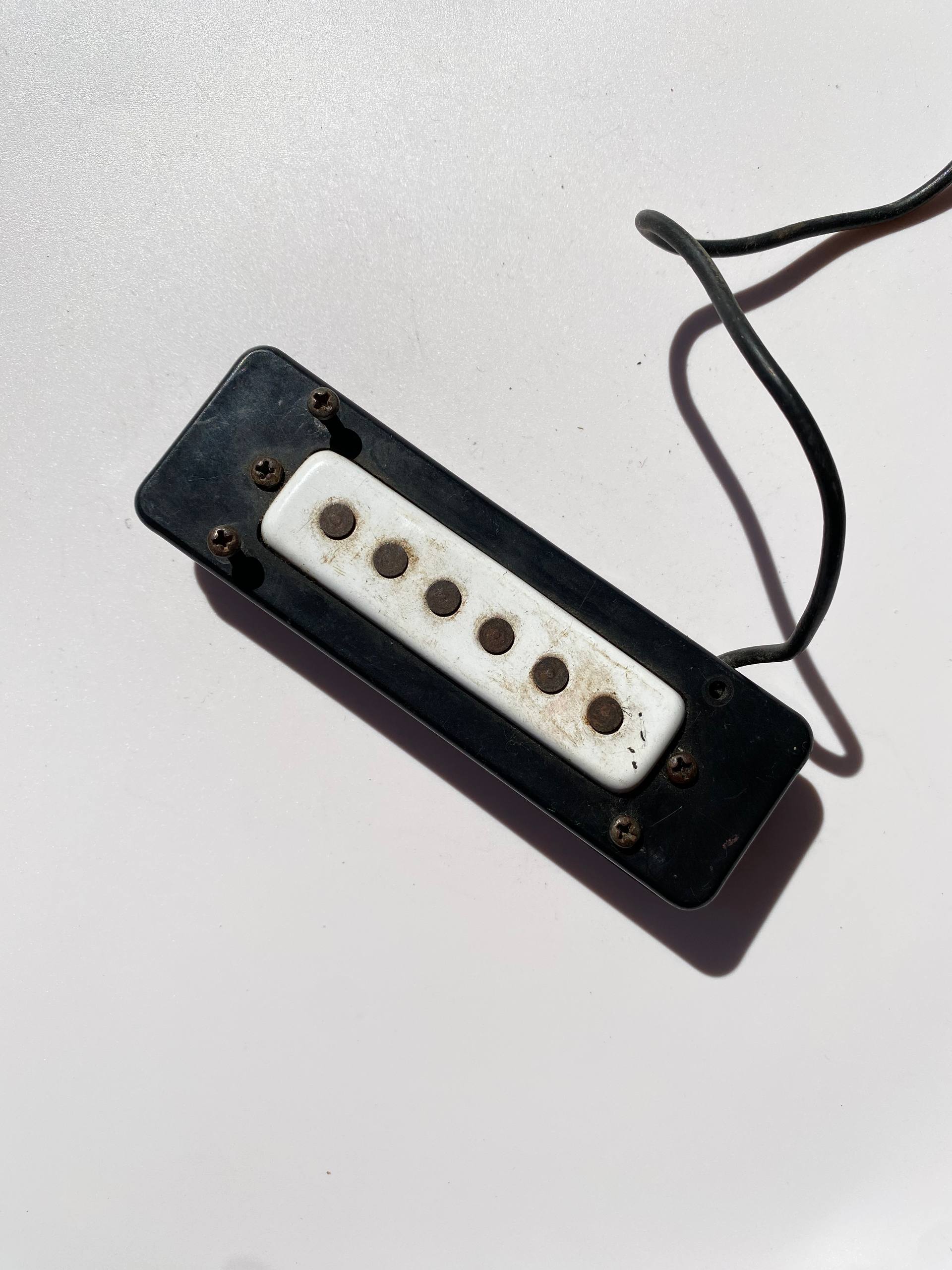Vintage Style Single Coil Pickup – Low Output (3.25 kilo ohm) with Mounting Ring