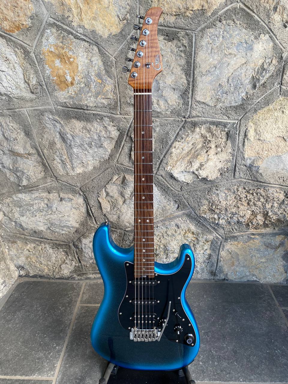 Mooer GTRS P800 Intelligent Guitar (Dark Night Blue) — Excellent Condition, Original Case & GWF4 Wireless Footswitch Included + Video Demo