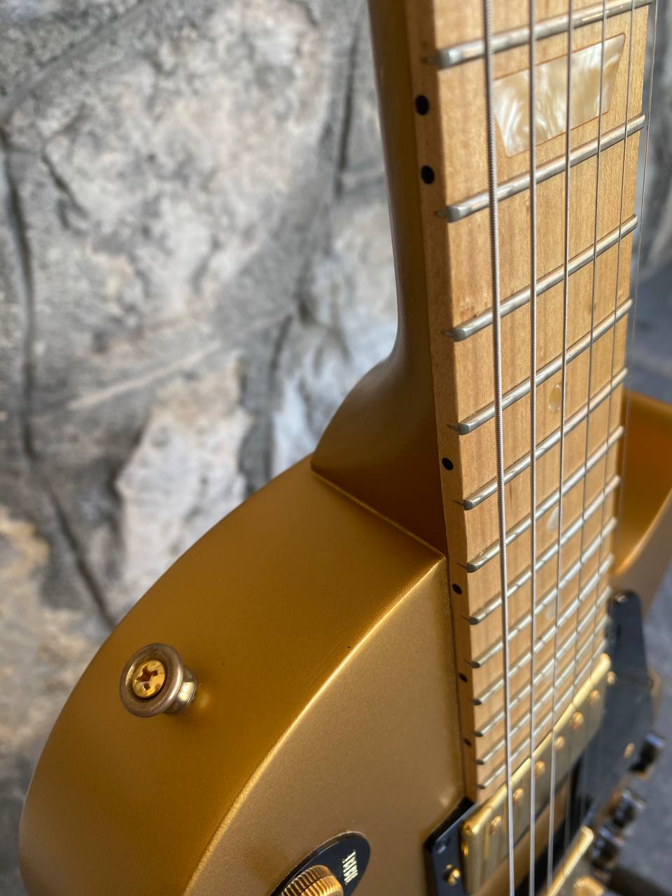 Gibson Les Paul Studio Raw Power (Satin Gold) – 2009, Excellent Condition, Unique All-Maple Tone, Hard Case + Video Demo