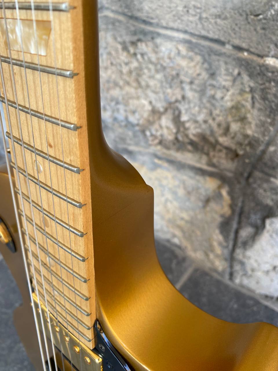 Gibson Les Paul Studio Raw Power (Satin Gold) – 2009, Excellent Condition, Unique All-Maple Tone, Hard Case + Video Demo