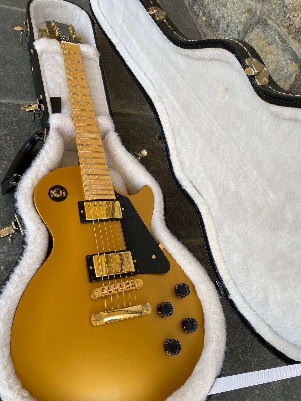 Gibson Les Paul Studio Raw Power (Satin Gold) – 2009, Excellent Condition, Unique All-Maple Tone, Hard Case + Video Demo
