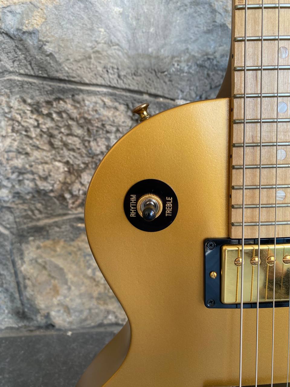 Gibson Les Paul Studio Raw Power (Satin Gold) – 2009, Excellent Condition, Unique All-Maple Tone, Hard Case + Video Demo