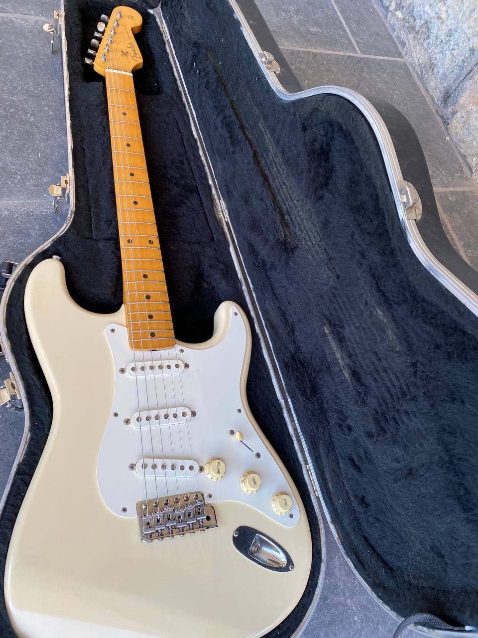 Vintage Fender Molded Hardshell Case – 1980s/1990s Stratocaster & Strat Plus